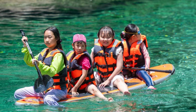 夏の暑さを吹き飛ばしてくれる広西の漓江源大峽谷                    夏の観光シーズンの到來に伴い、広西壯（チワン）族自治區(qū)桂林市興安県にある貓児山の漓江源大峽谷は避暑に最適で、自然に觸れることもできるため、大勢の観光客で賑わいを見せている。詳細(xì)>